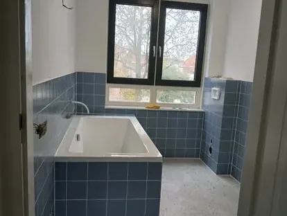 Maatwerk sanitair en tegelwerk in een gerenoveerde badkamer.