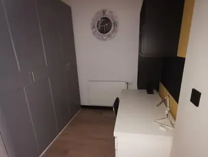 Badkamerrenovatie met zorgvuldig afgestemd sanitair, tegelwerk en verlichting.