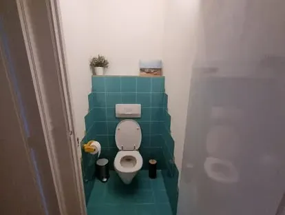 Badkamerrenovatie met zorgvuldig afgestemd sanitair, tegelwerk en verlichting.