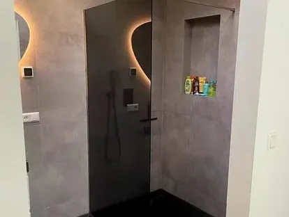 Afgewerkte badkamer na renovatie door KOZ BOUW BV in de regio Den Haag.