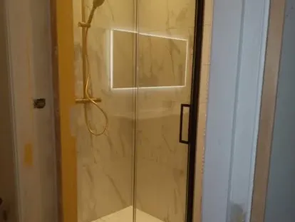 Afgewerkte badkamer na renovatie door KOZ BOUW BV in de regio Den Haag.