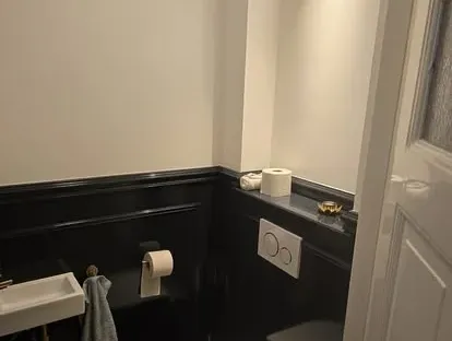 Afgewerkte badkamer na renovatie door KOZ BOUW BV in de regio Den Haag.