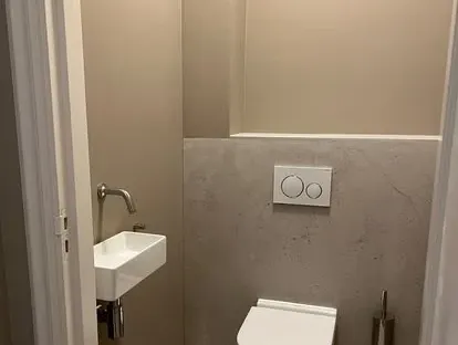 Afgewerkte badkamer na renovatie door KOZ BOUW BV in de regio Den Haag.