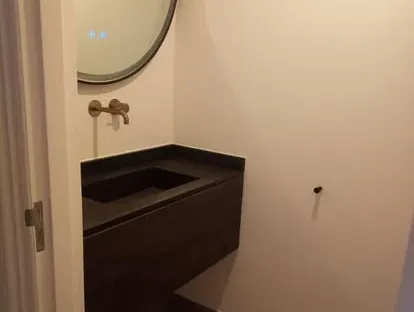 Afgewerkte badkamer na renovatie door KOZ BOUW BV in de regio Den Haag.