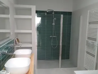 Maatwerk sanitair en tegelwerk in een gerenoveerde badkamer.