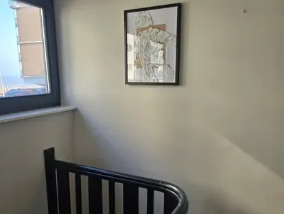 Maatwerk sanitair en tegelwerk in een gerenoveerde badkamer.