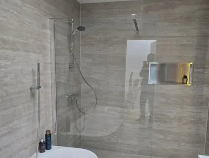 Afgewerkte badkamer na renovatie door KOZ BOUW BV in de regio Den Haag.