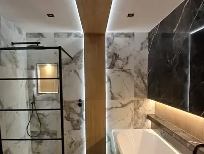 Maatwerk sanitair en tegelwerk in een gerenoveerde badkamer.