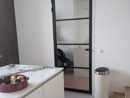 Maatwerk sanitair en tegelwerk in een gerenoveerde badkamer.
