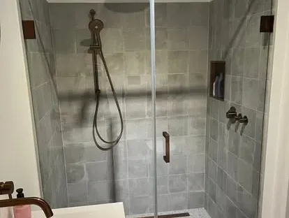 Badkamerrenovatie met zorgvuldig afgestemd sanitair, tegelwerk en verlichting.