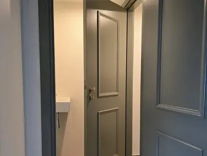 Afgewerkte badkamer na renovatie door KOZ BOUW BV in de regio Den Haag.