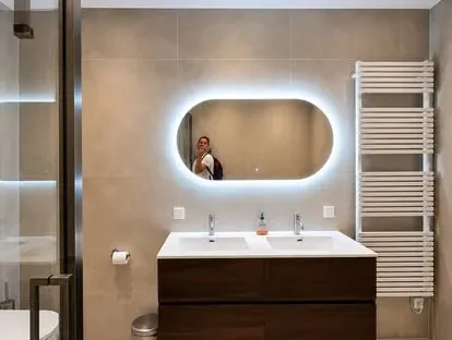 Afgewerkte badkamer na renovatie door KOZ BOUW BV in de regio Den Haag.