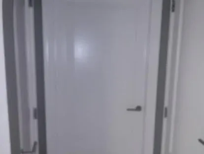 Badkamerrenovatie met zorgvuldig afgestemd sanitair, tegelwerk en verlichting.
