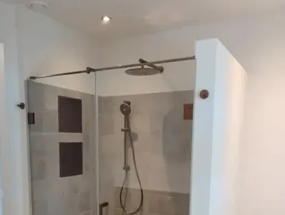 Afgewerkte badkamer na renovatie door KOZ BOUW BV in de regio Den Haag.
