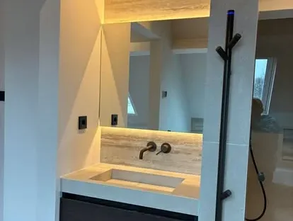 Badkamerrenovatie met zorgvuldig afgestemd sanitair, tegelwerk en verlichting.