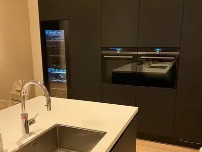 Maatwerk sanitair en tegelwerk in een gerenoveerde badkamer.