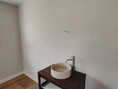 Badkamerrenovatie met zorgvuldig afgestemd sanitair, tegelwerk en verlichting.