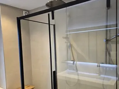 Maatwerk sanitair en tegelwerk in een gerenoveerde badkamer.