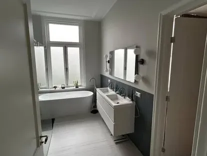 Afgewerkte badkamer na renovatie door KOZ BOUW BV in de regio Den Haag.