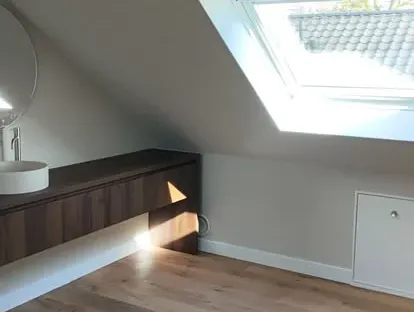 Afgewerkte badkamer na renovatie door KOZ BOUW BV in de regio Den Haag.