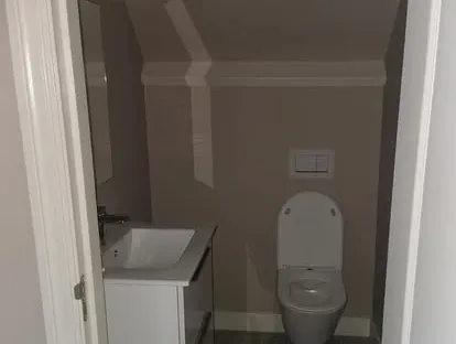 Afgewerkte badkamer na renovatie door KOZ BOUW BV in de regio Den Haag.