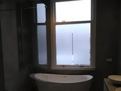 Afgewerkte badkamer na renovatie door KOZ BOUW BV in de regio Den Haag.