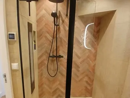 Badkamerrenovatie met zorgvuldig afgestemd sanitair, tegelwerk en verlichting.