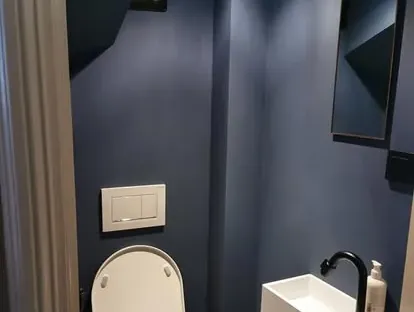 Afgewerkte badkamer na renovatie door KOZ BOUW BV in de regio Den Haag.