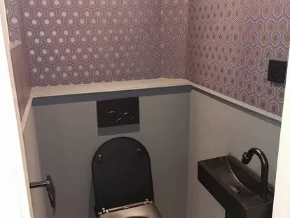 Afgewerkte badkamer na renovatie door KOZ BOUW BV in de regio Den Haag.