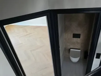 Afgewerkte badkamer na renovatie door KOZ BOUW BV in de regio Den Haag.