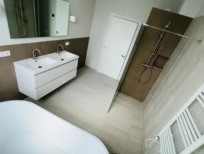 Afgewerkte badkamer na renovatie door KOZ BOUW BV in de regio Den Haag.