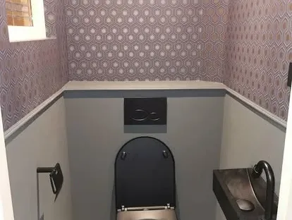 Afgewerkte badkamer na renovatie door KOZ BOUW BV in de regio Den Haag.