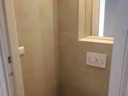 Maatwerk sanitair en tegelwerk in een gerenoveerde badkamer.