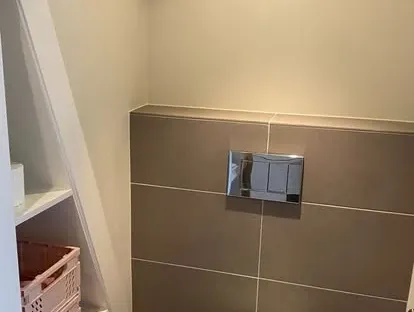Afgewerkte badkamer na renovatie door KOZ BOUW BV in de regio Den Haag.