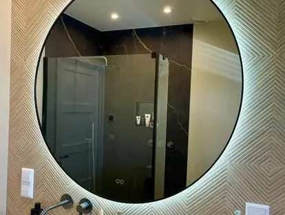 Maatwerk sanitair en tegelwerk in een gerenoveerde badkamer.