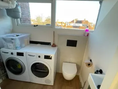 Badkamerrenovatie met zorgvuldig afgestemd sanitair, tegelwerk en verlichting.