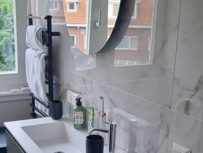 Afgewerkte badkamer na renovatie door KOZ BOUW BV in de regio Den Haag.
