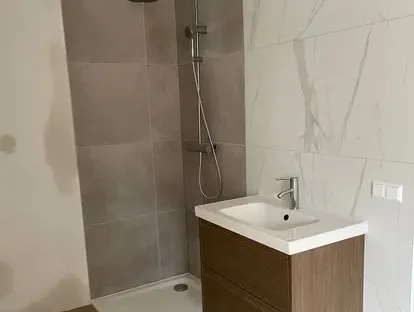 Afgewerkte badkamer na renovatie door KOZ BOUW BV in de regio Den Haag.