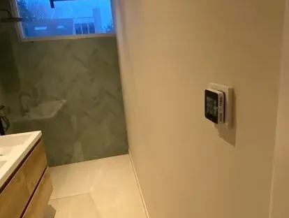 Maatwerk sanitair en tegelwerk in een gerenoveerde badkamer.
