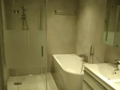 Afgewerkte badkamer na renovatie door KOZ BOUW BV in de regio Den Haag.