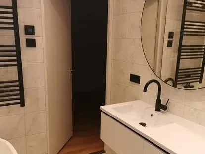 Afgewerkte badkamer na renovatie door KOZ BOUW BV in de regio Den Haag.