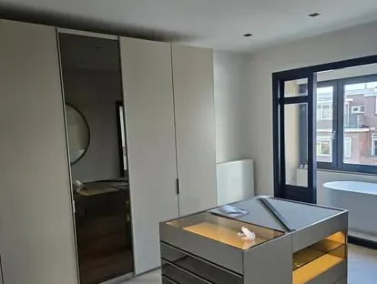Maatwerk sanitair en tegelwerk in een gerenoveerde badkamer.