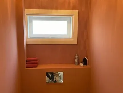 Badkamerrenovatie met zorgvuldig afgestemd sanitair, tegelwerk en verlichting.