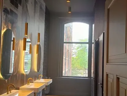 Afgewerkte badkamer na renovatie door KOZ BOUW BV in de regio Den Haag.