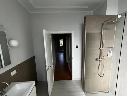 Maatwerk sanitair en tegelwerk in een gerenoveerde badkamer.