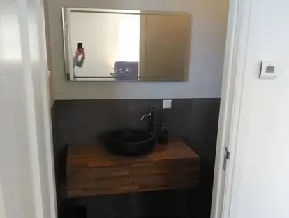 Afgewerkte badkamer na renovatie door KOZ BOUW BV in de regio Den Haag.