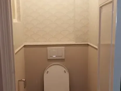 Afgewerkte badkamer na renovatie door KOZ BOUW BV in de regio Den Haag.