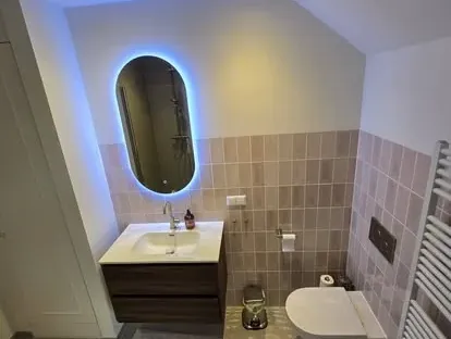 Afgewerkte badkamer na renovatie door KOZ BOUW BV in de regio Den Haag.