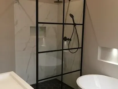 Badkamerrenovatie met zorgvuldig afgestemd sanitair, tegelwerk en verlichting.