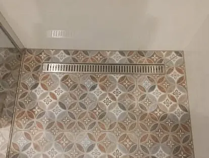Afgewerkte badkamer na renovatie door KOZ BOUW BV in de regio Den Haag.